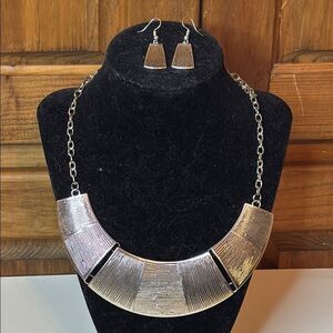 Contemporary Shaped Silver Tone Metallic Bib Necklace and Earring Set 17”